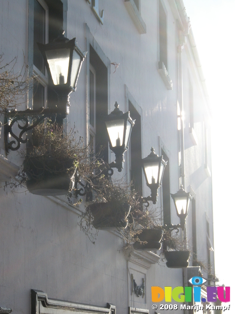 JT00094 Lanterns on O'Shea's Hotel